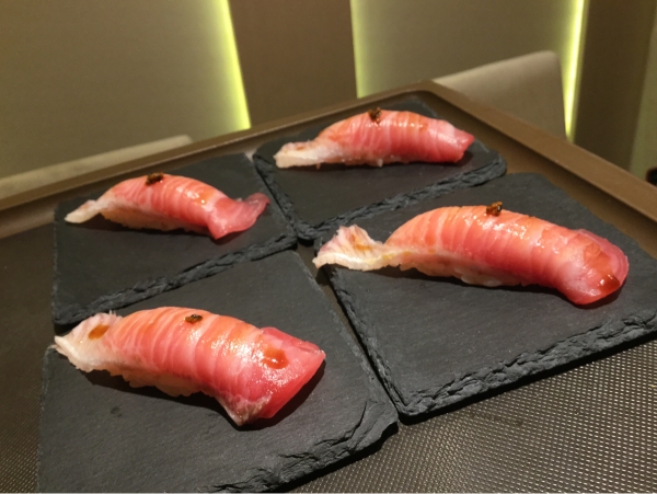 ツムブリ腹トロ握り寿司